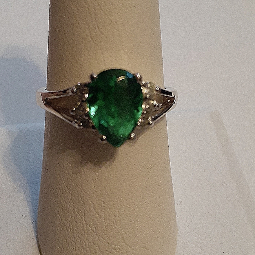 Faux pear shape emerald cz cocktail ring 8.5